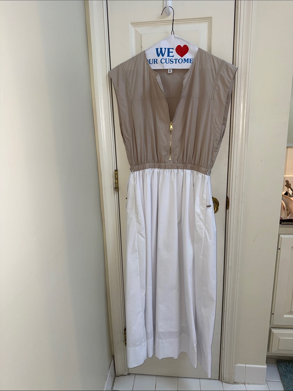 Evereve Sleeveless Two-Tone Midi Dress in Taupe and White